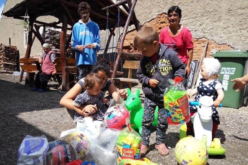 &bullet;  Fotó: Ora International