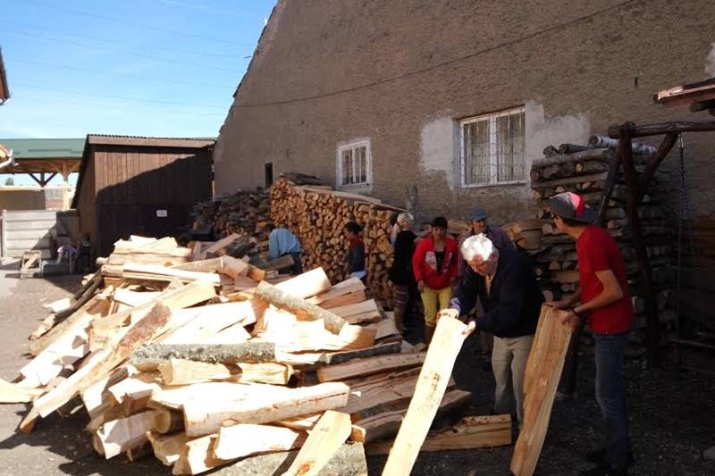 Tűzifa az otthonnál. Fel kell készülni a télre. Archív •  Fotó: Ora International