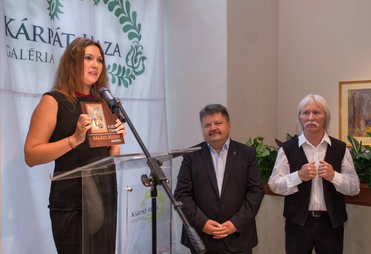 Művész és méltatói: Vargyas Ildikó tanítvány, Szász Jenő, a szomszéd község szülötte •  Fotó: Nemzetstratégiai Kutatóintézet