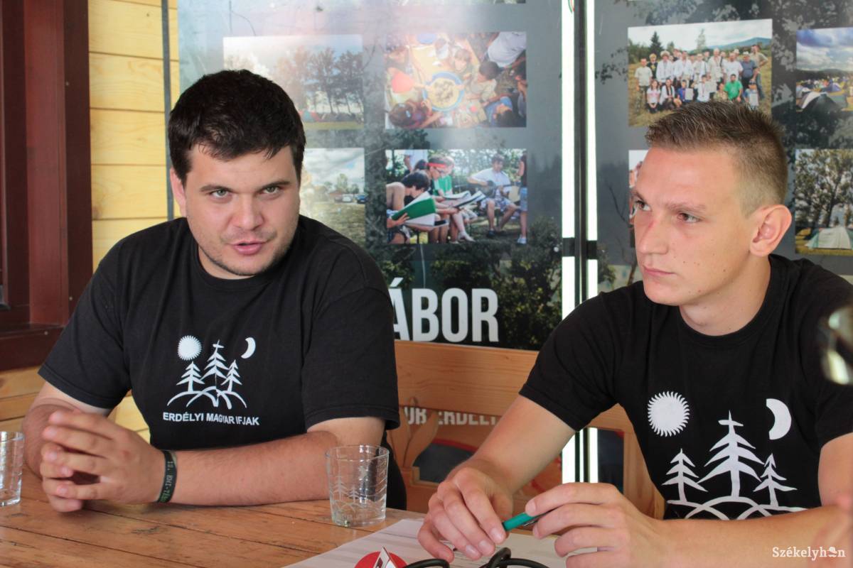 Sorbán Attila Örs és Szőcs Péter programfelelős ismertették az EMI-tábor tudnivalóit •  Fotó: Jánosi Buslig Sanda