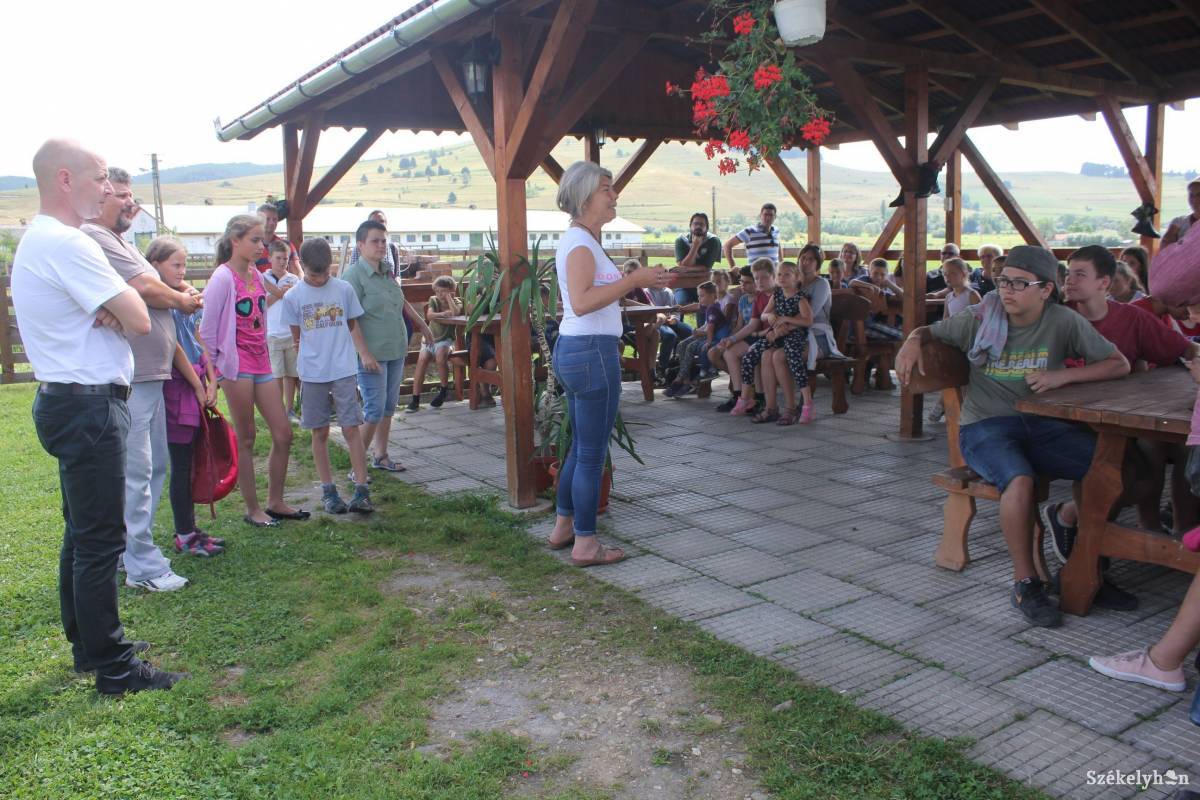 Böjte atya szárhegyi otthonában. Ajándékkal érkeztek, élmenyekkel távoztak a táborozók •  Fotó: Pethő Melánia