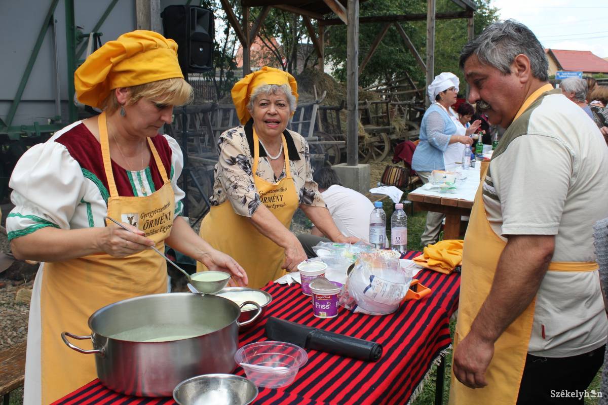 Mindenki hozzáadta a titkos összetevőt is a saját hurutjához, ángádzsábúr leveséhez •  Fotó: Tamás Gyopár