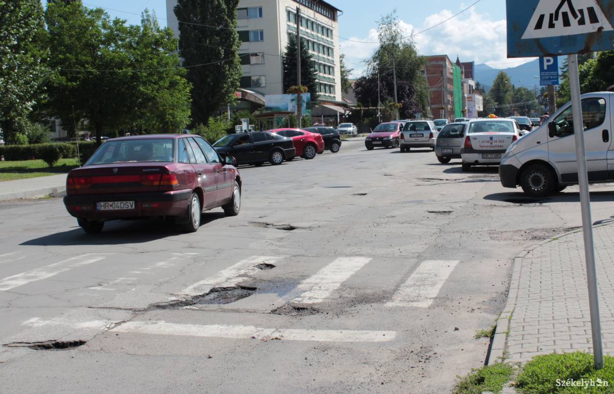 Maradt még gödör jócskán. Az ígéret szerint ezeket is betömik •  Fotó: Jánosi Buslig Sanda