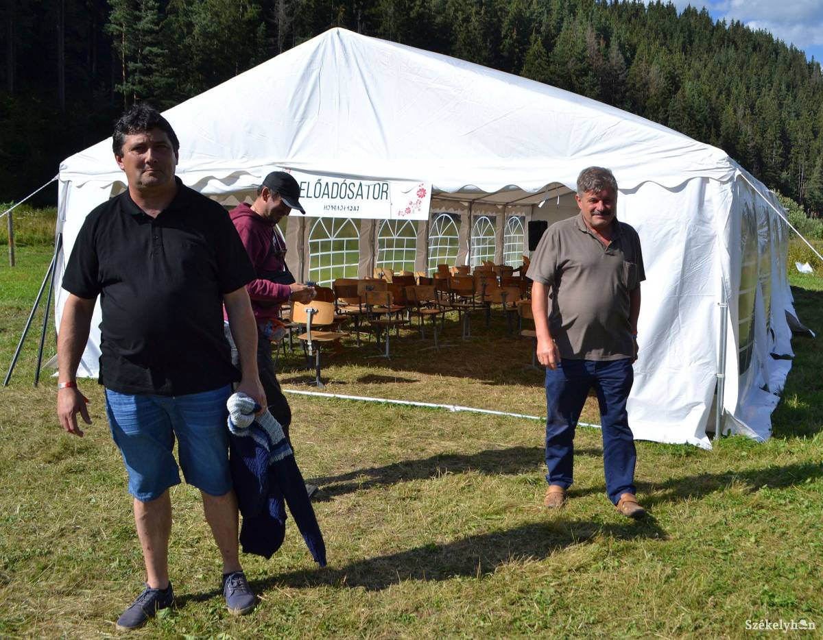 Kulcsár-Terza József (előtérben) parlamenti képviselő hiányolja a támogatást •  Fotó: Tamás Gyopár