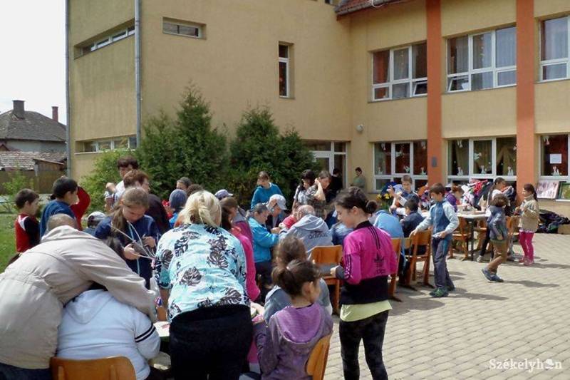 A tavalyi nyílt napon benépesült az udvar. Idén kérdéses az intézmény működése •  Fotó: Baricz Tamás Imola