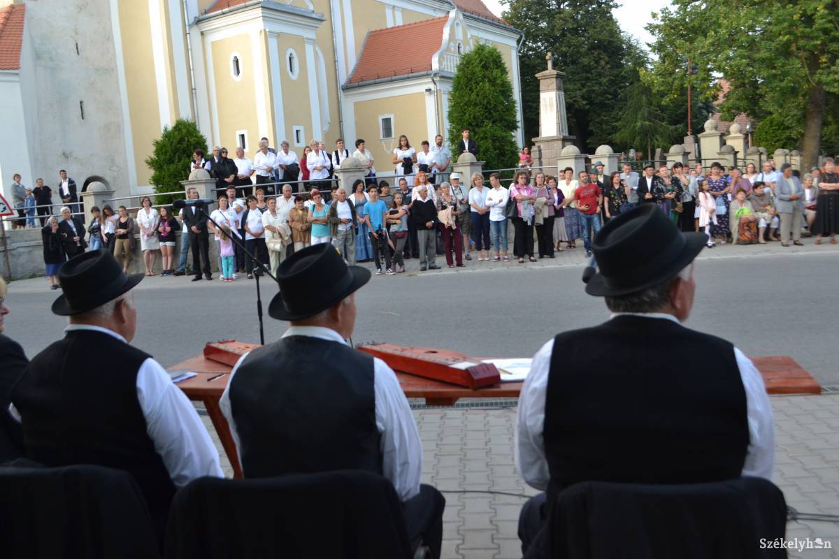 Népes közönség van ott, hol a föld gazdagon termi a művészt •  Fotó: Balázs Katalin