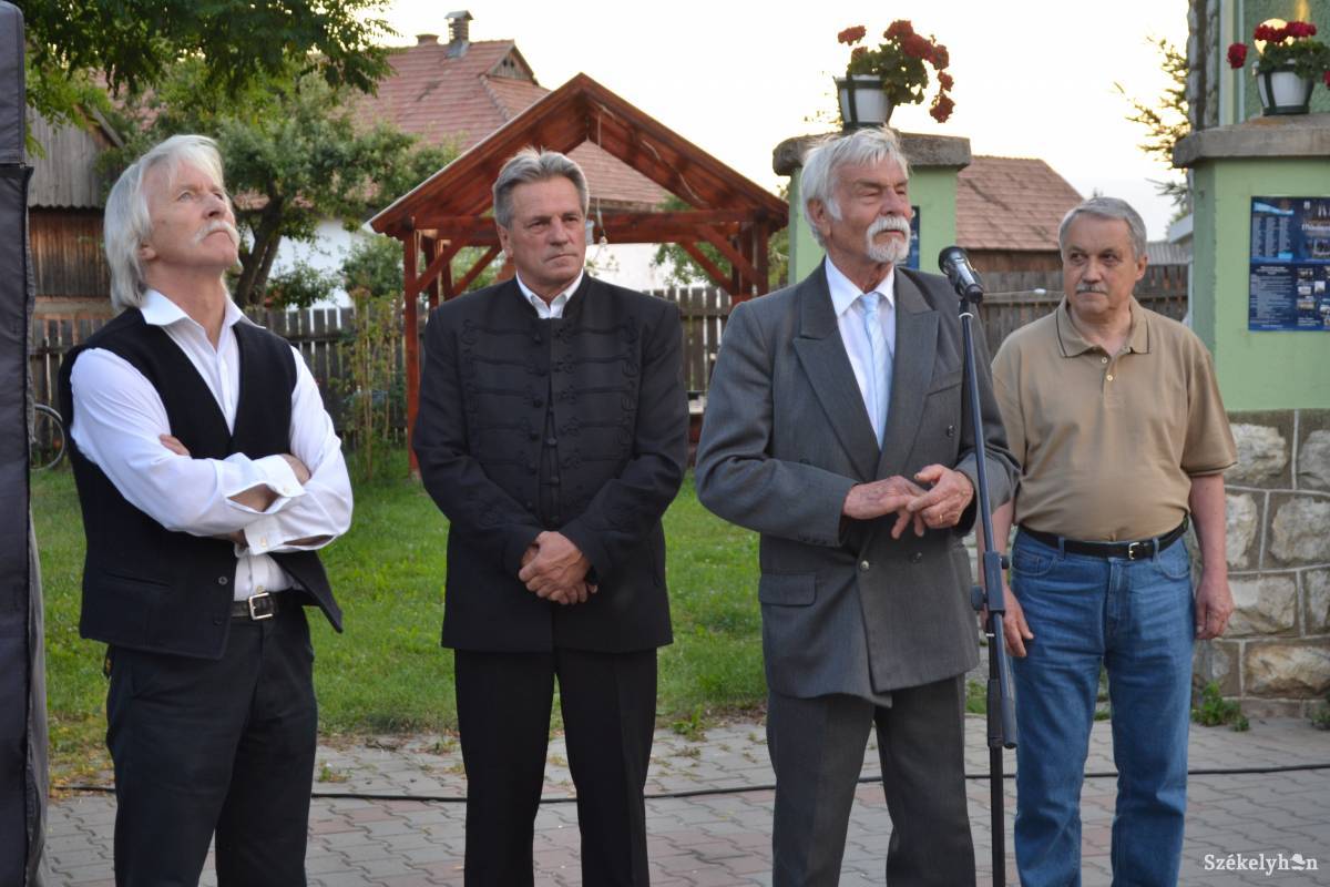 Méltatják az örök érvényűt. Balról jobbra: Balázs József, Gál Mihály, Márton Árpád és Nagy Miklós Kund •  Fotó: Balázs Katalin