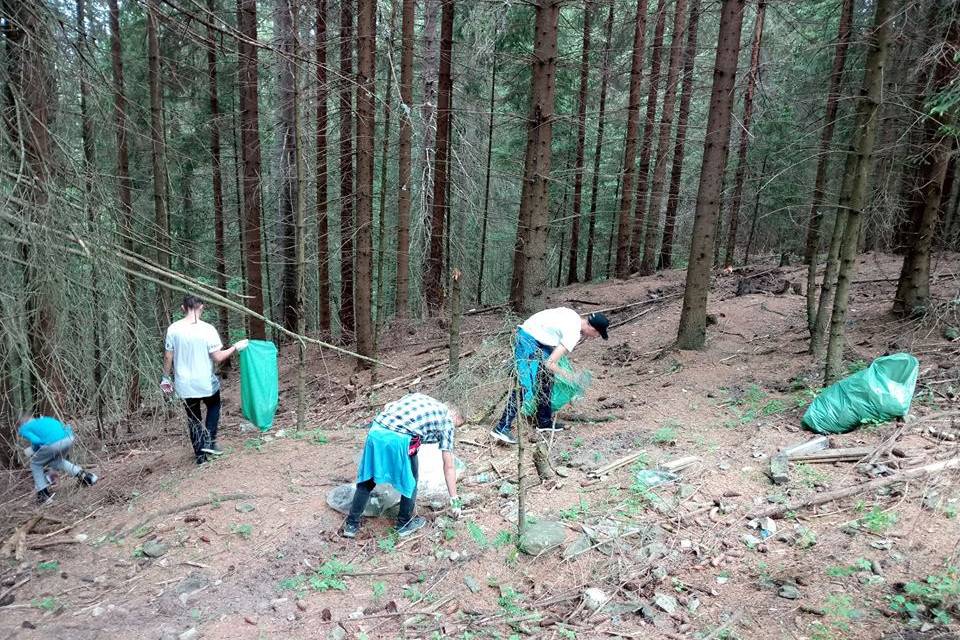 Az e heti akció során 130 zsáknyi szemetet gyűjtöttek össze a diákok •  Fotó: Simon László