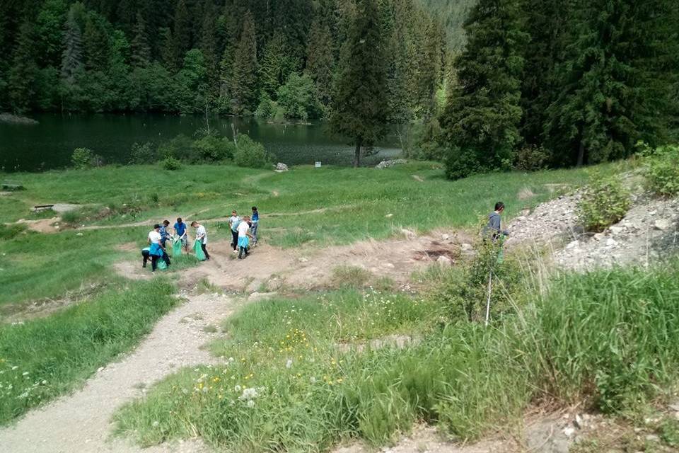 Nem csak a turisták szemetelnek. Bizonyíték erre a temérdek eldobott háztartási hulladék •  Fotó: Simon László