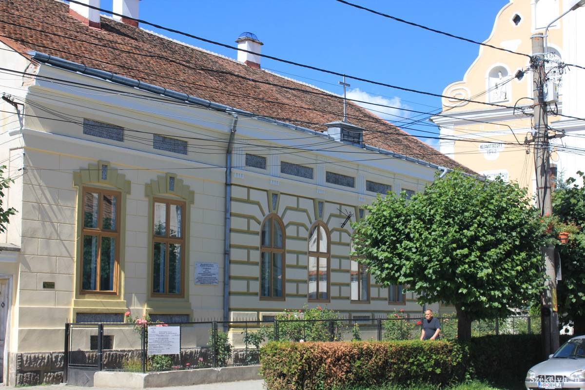 A Szent Miklós plébánia épületének javítására is pénzt juttat az önkormányzat •  Fotó: Gergely Imre