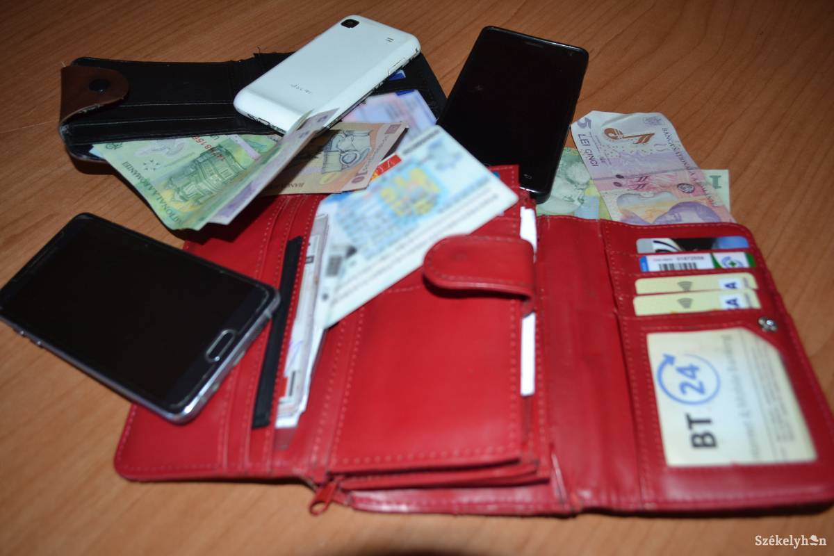 Pénztárcák, telefonok eltűnését jelentették a rendőrségnek a színházból és a kórházból. Illusztráció •  Fotó: Balázs Katalin