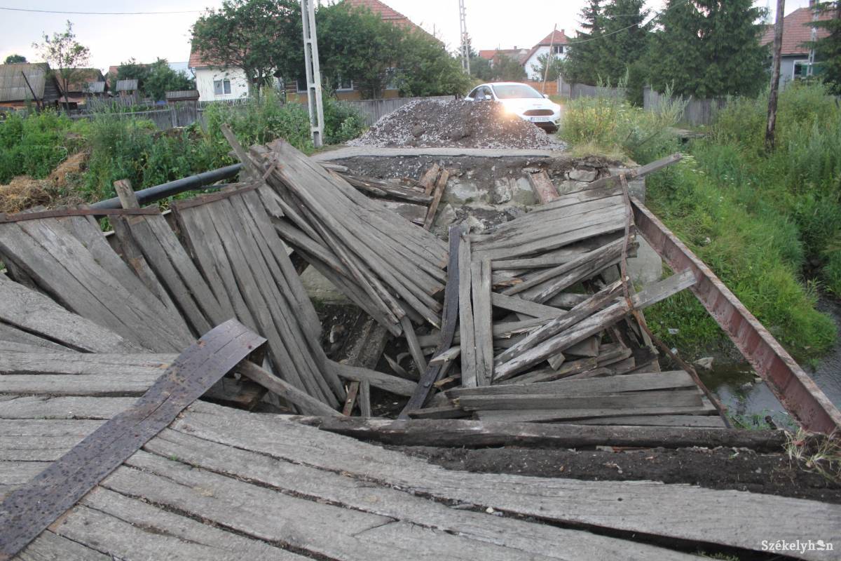 Az összetört Maros-híd. Beton átkelőt terveznek helyébe •  Fotó: Pethő Melánia