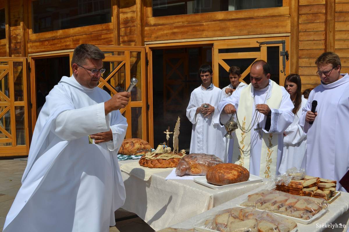A tízéves templomban az új kenyeret is megáldják. Archív •  Fotó: Balázs Katalin