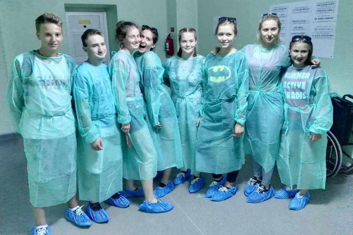 Mókás kórházlátogatás. A tudásszerzés nem zárta ki a jókedvet &bullet;  Fotó: Gyergyói Örmény Kézműves Ifjúsági Csoport