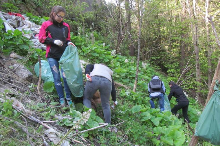 A turisták is eldobják a pillepalackot, de a szemét nagy részét nem ők szórják szét