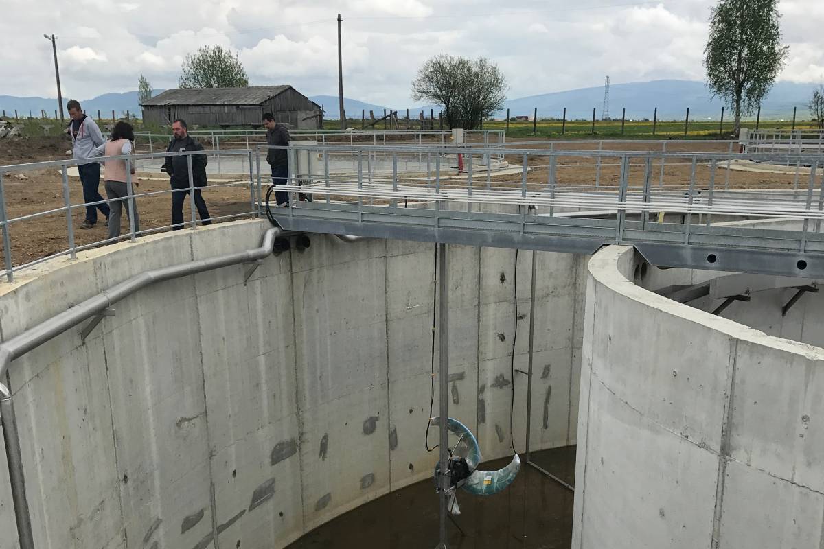 A szennyvíztisztító állomás egyik betonmedencéje. A város ezután nem szennyezi a Marost •  Fotó: Gyergyószentmiklós önkormányzata
