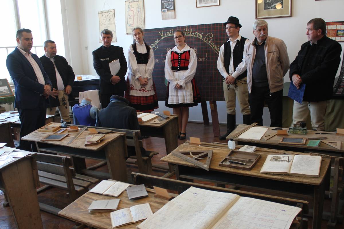 A múzeum ajtaja nyitva áll. Palatábla, penna, fényképezőgépek, zongora, telefonközpont, értesítők... •  Fotó: Baricz-Tamás Imola