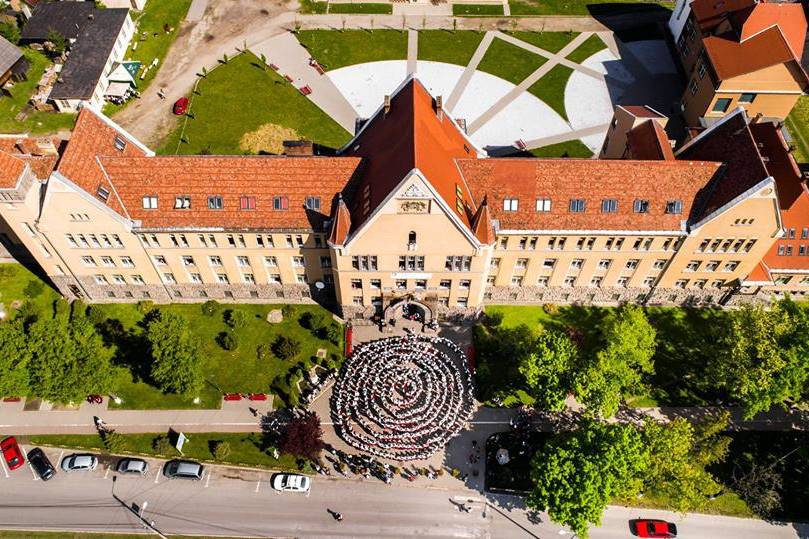 Több mint félezren vettek részt a gimnázium előtti körtáncban •  Fotó: Keresztes Zoltán
