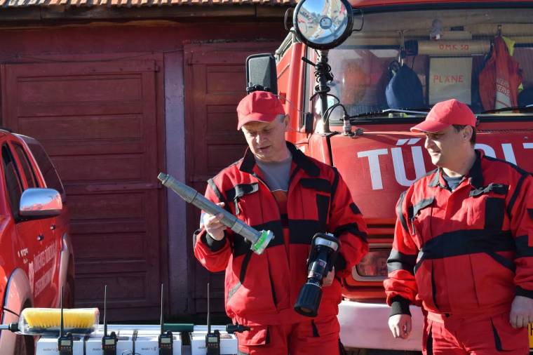 Akik a tűzoltáshoz nélkülözhetetlen eszközöket vásároltak az adófelajánlásokból
