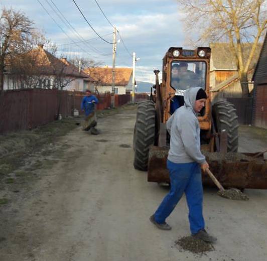 Ahol a szomszédság javítja meg az utat