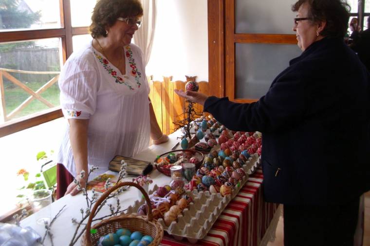 Csipkézett strucctojást is kínáltak