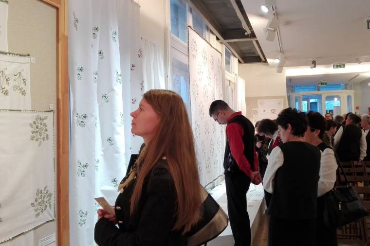 Gyergyói kézimunkákat állítottak ki a budapesti Hagyományok Házában