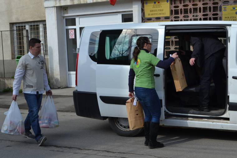 Idősek és sérültek kapnak húsvéti ajándékcsomagot Gyergyószentmiklóson