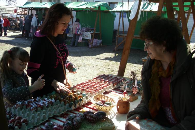 Közel nyolcszáz tojást írt a csomafalvi népi iparművész