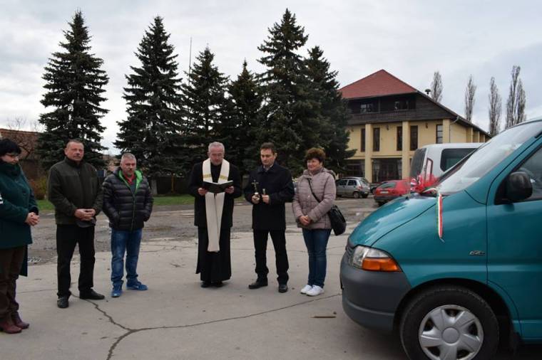 Testvértelepülésről ajándékoztak kisbuszt Csomafalvának