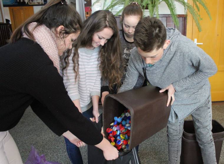 Iskolák is bekapcsolódtak a kupakgyűjtésbe