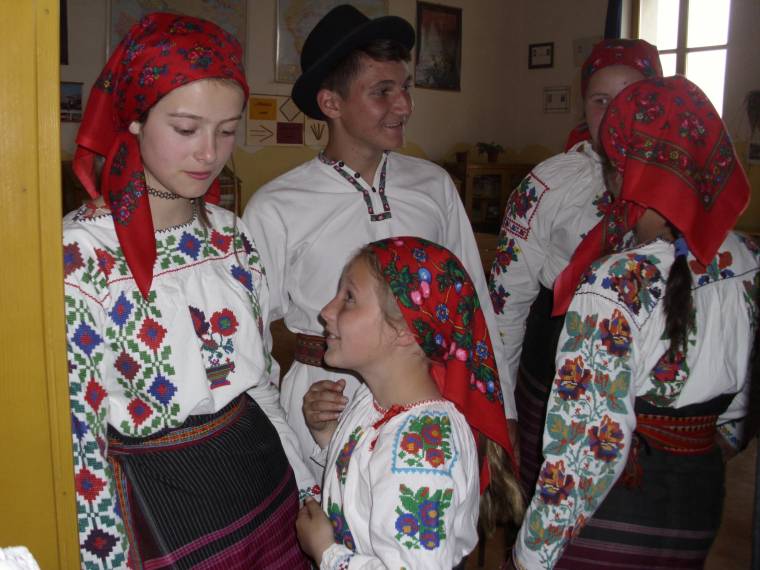 Csángó gyerekek csaltak könnyet a gyergyószentmiklósi nyugdíjasok szemébe