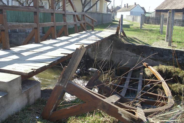 Veszélyessé vált az átkelés a Szájván mögötti gyaloghídon