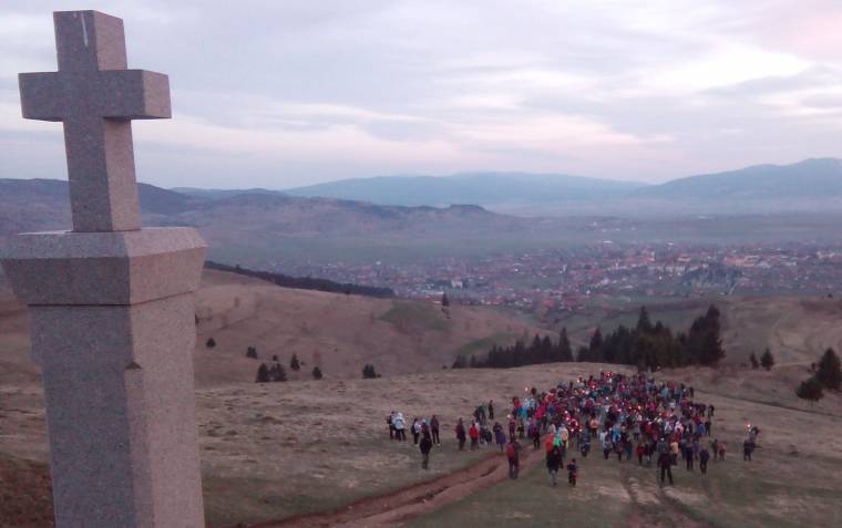 Százak zarándokoltak a Csobot-hegyre