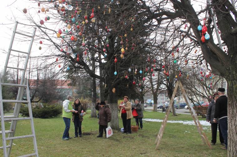 Idén is tojásfa díszíti a főtéri parkot Gyergyószentmiklóson