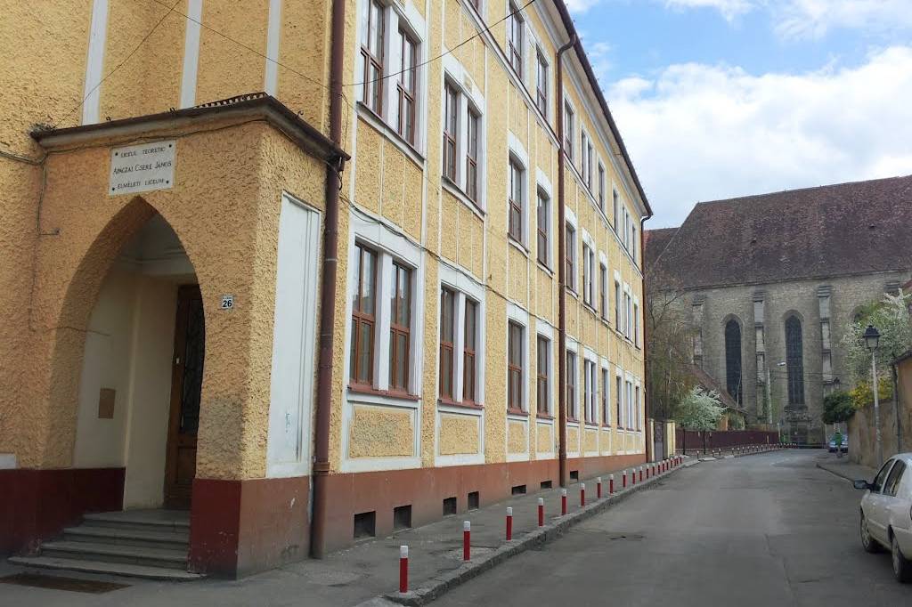 Az Apáczai-iskolánál. Végül a szülőknek lett igazuk. Archív &bullet;  Fotó: Biró István