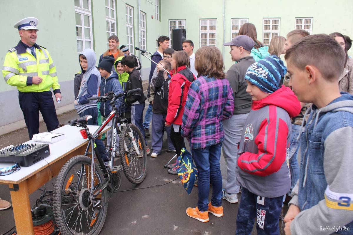 A tájékoztatót követően kérdésekkel rohamozták a rendőrt a gyerekek •  Fotó: Pethő Melánia