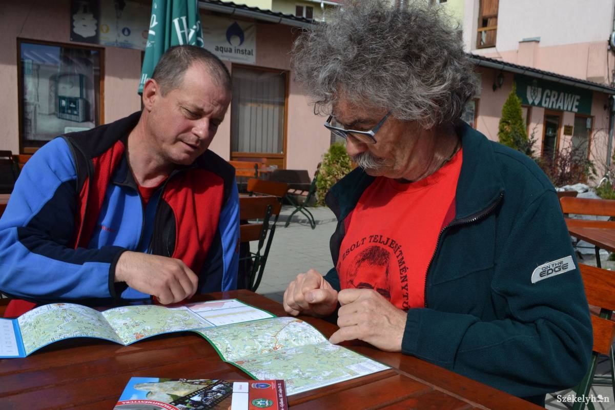 Rutinos teljesítménytúra-szervező már Adrás Zsolt (Zümi) és Vadász Szatmári István. Archív •  Fotó: Balázs Katalin