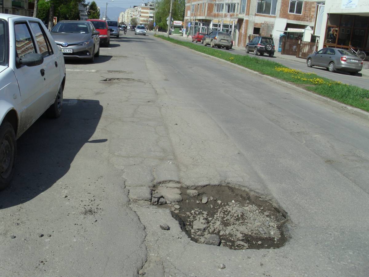 Tengelytörő gödrök tátongnak a Gyilkostó Sugárúton •  Fotó: Baricz-Tamás Imola