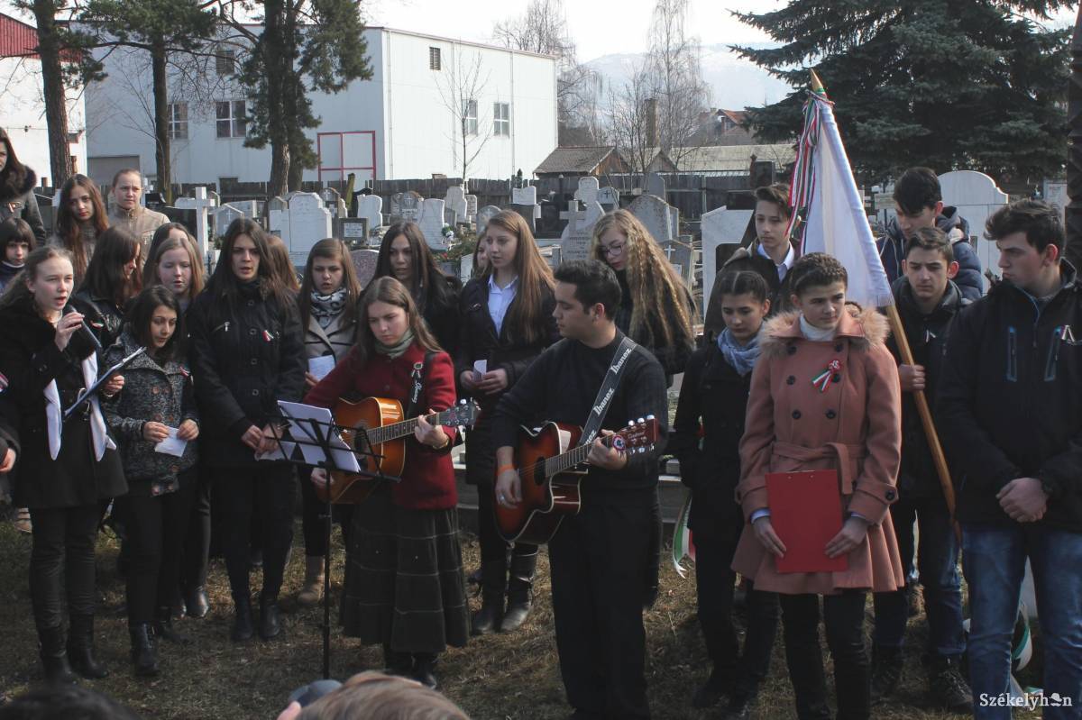 Kiss Antal emlékművénél a Fogarasy Mihály-iskola teljes diáksága megemlékezett •  Fotó: Gergely Imre