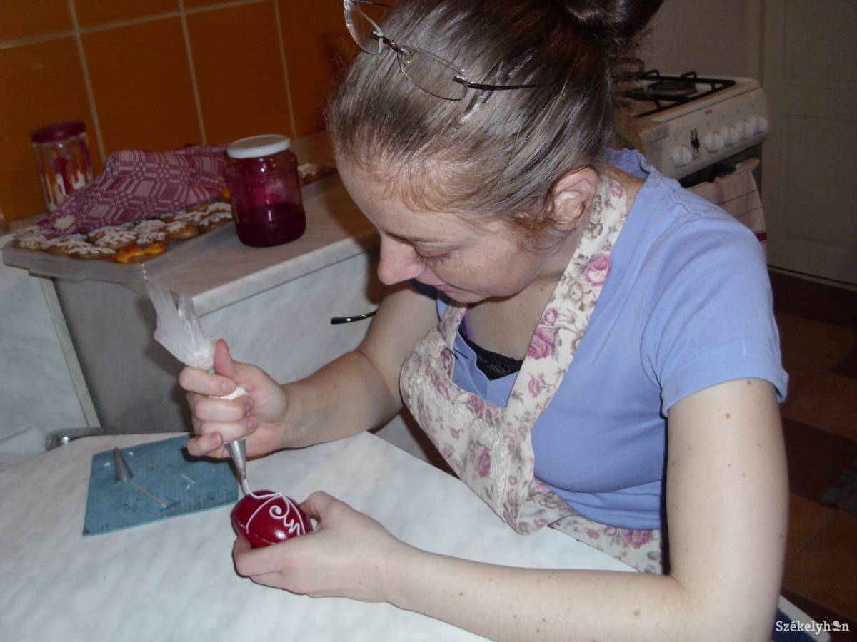 „Kacsmarok” is kerülnek a gyimesi minta mellé •  Fotó: Tamás Gyopár