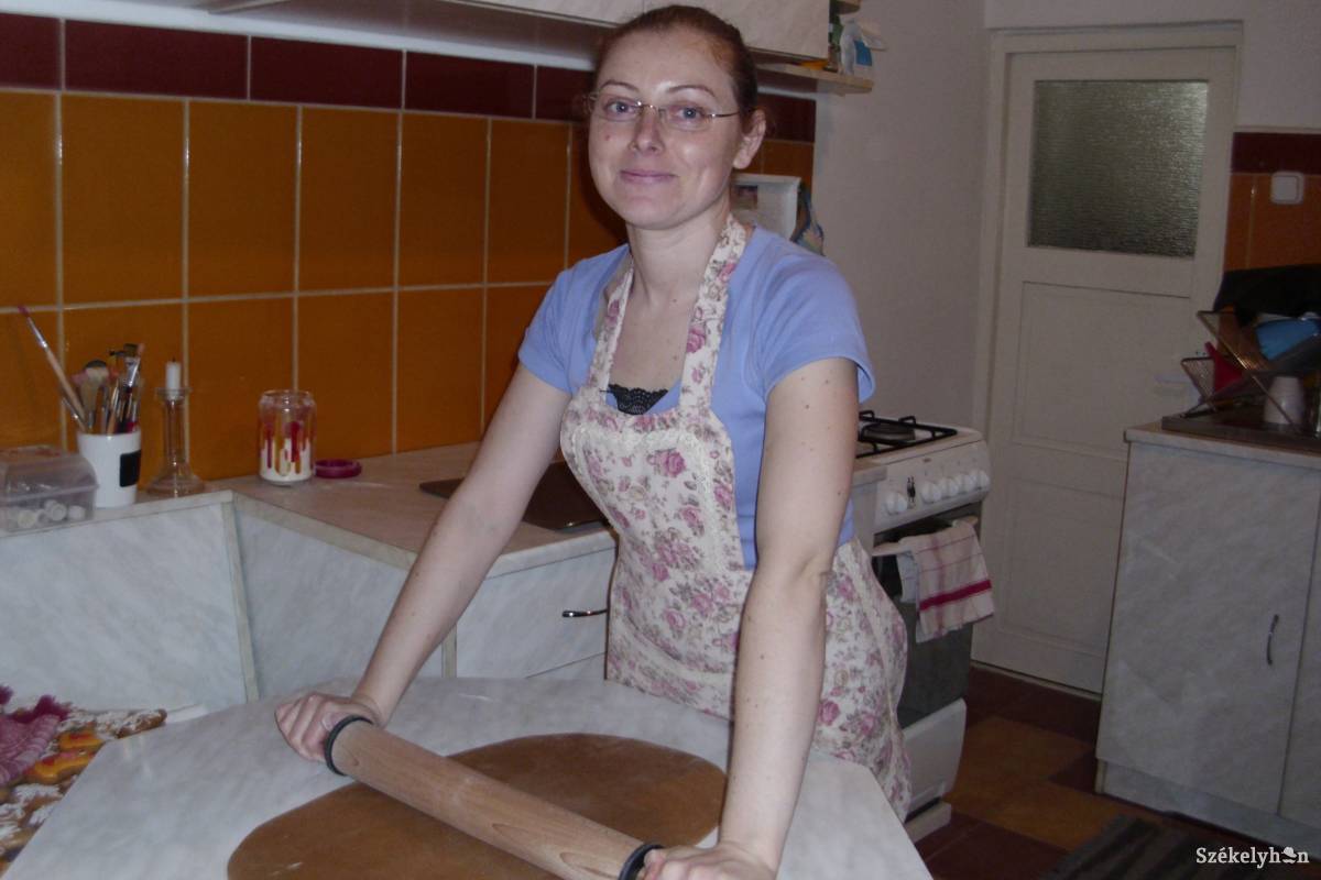 Két nap pihentetés után került nyújtódeszkára a tészta •  Fotó: Tamás Gyopár