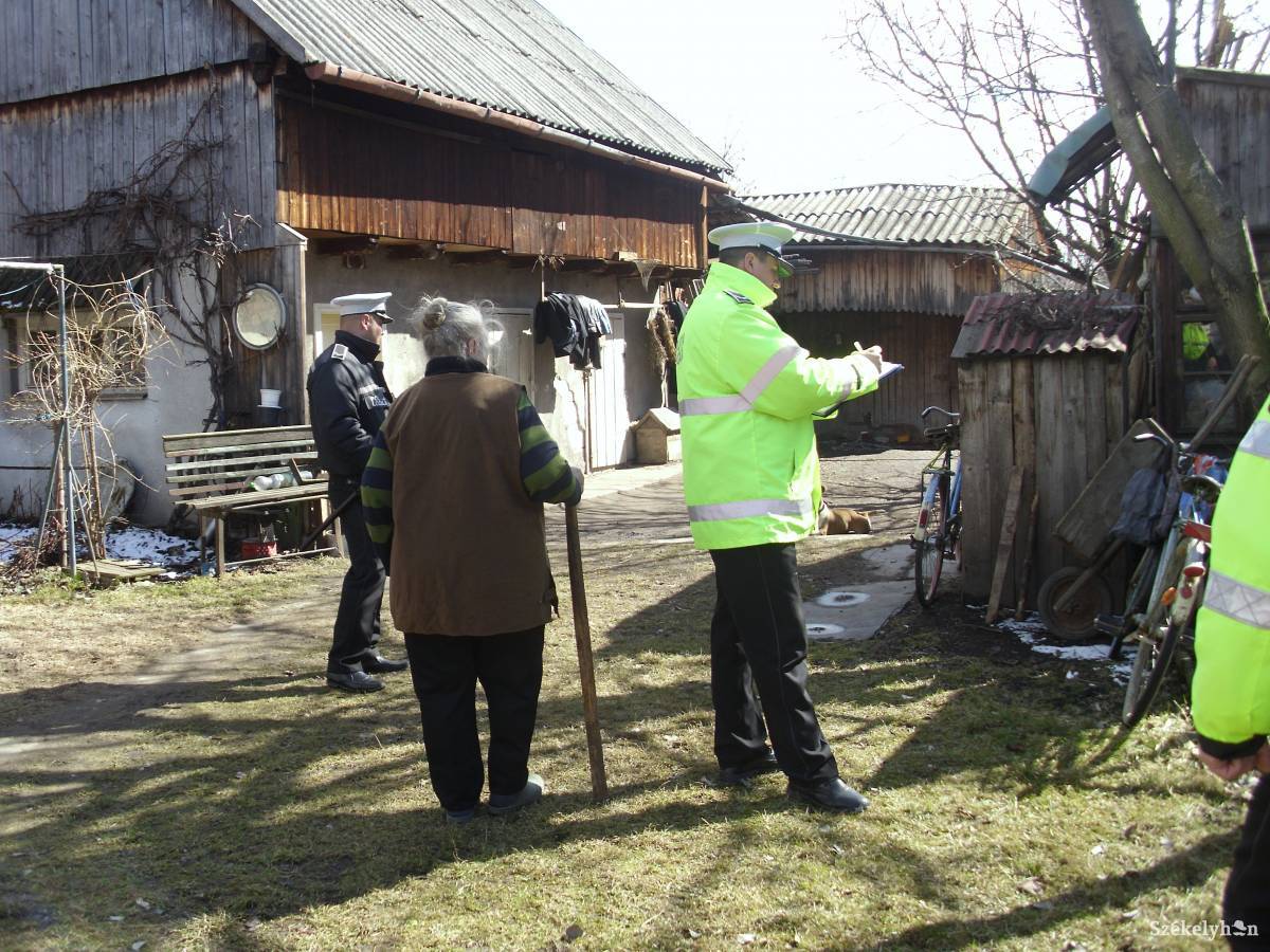 Király Margit a többszörösen is megerősített kapun át vezetett a kertbe •  Fotó: Baricz-Tamás Imola