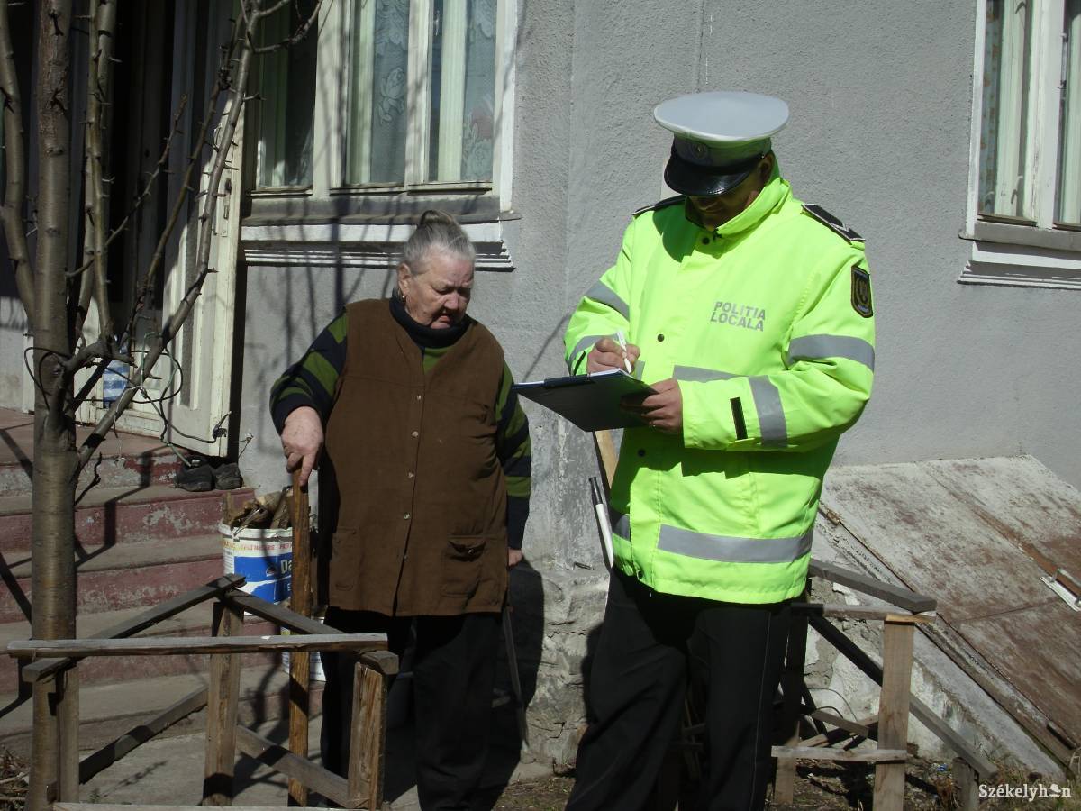 Az idős asszony nem először ismertette gondját •  Fotó: Baricz-Tamás Imola