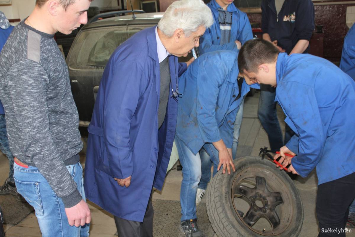 Autószerelőnek sokan jelentkeznek. A fiúk körében népszerű szakma •  Fotó: Gergely Imre