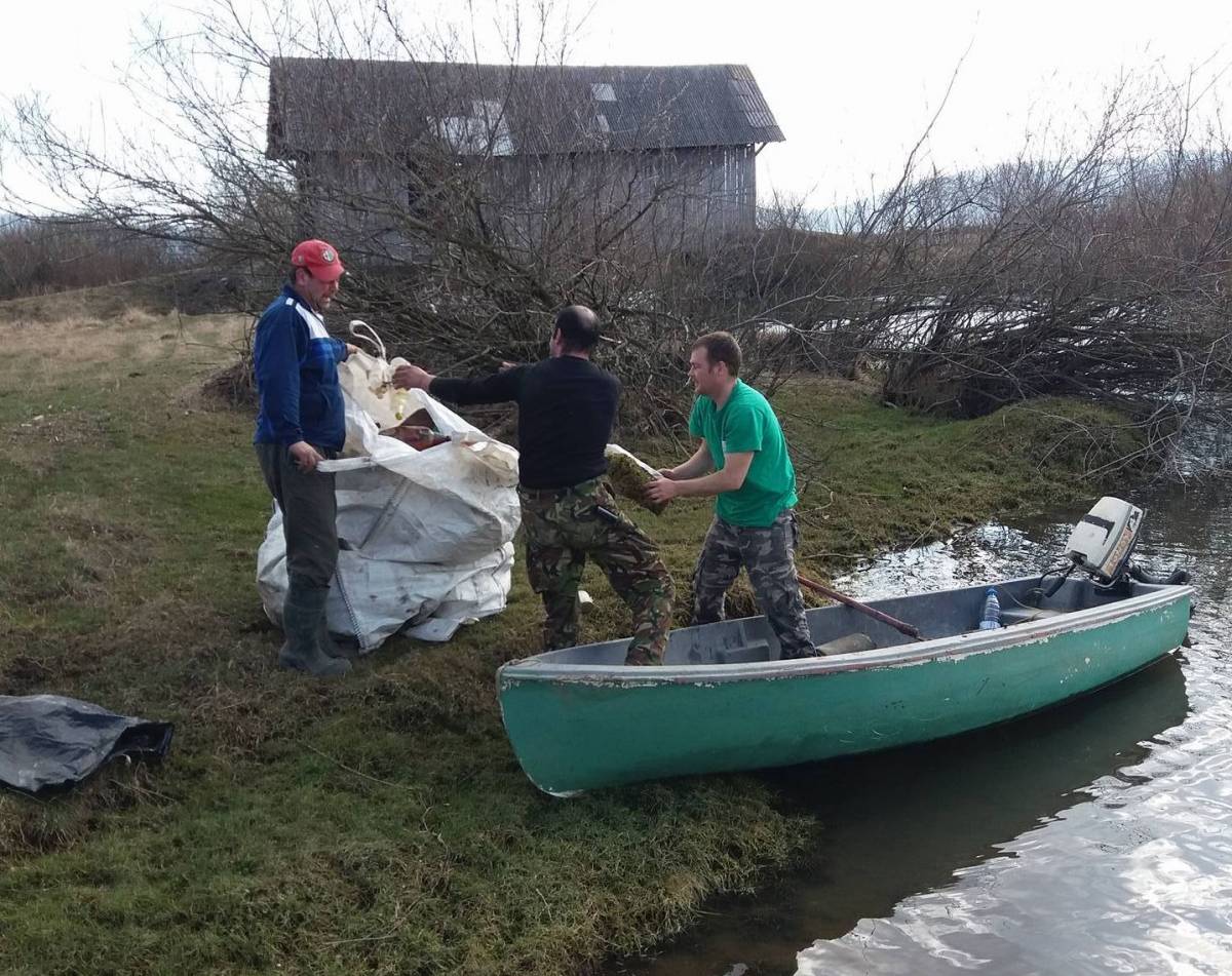 Csónakkal is gyűjtötték a Marosból a szemetet •  Fotó: Becze Hunor