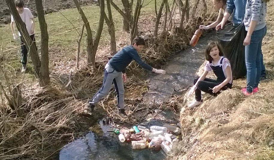 A gyermekek bevonása a szemétszedésbe nevelő célzatú is •  Fotó: Györffy Gábor
