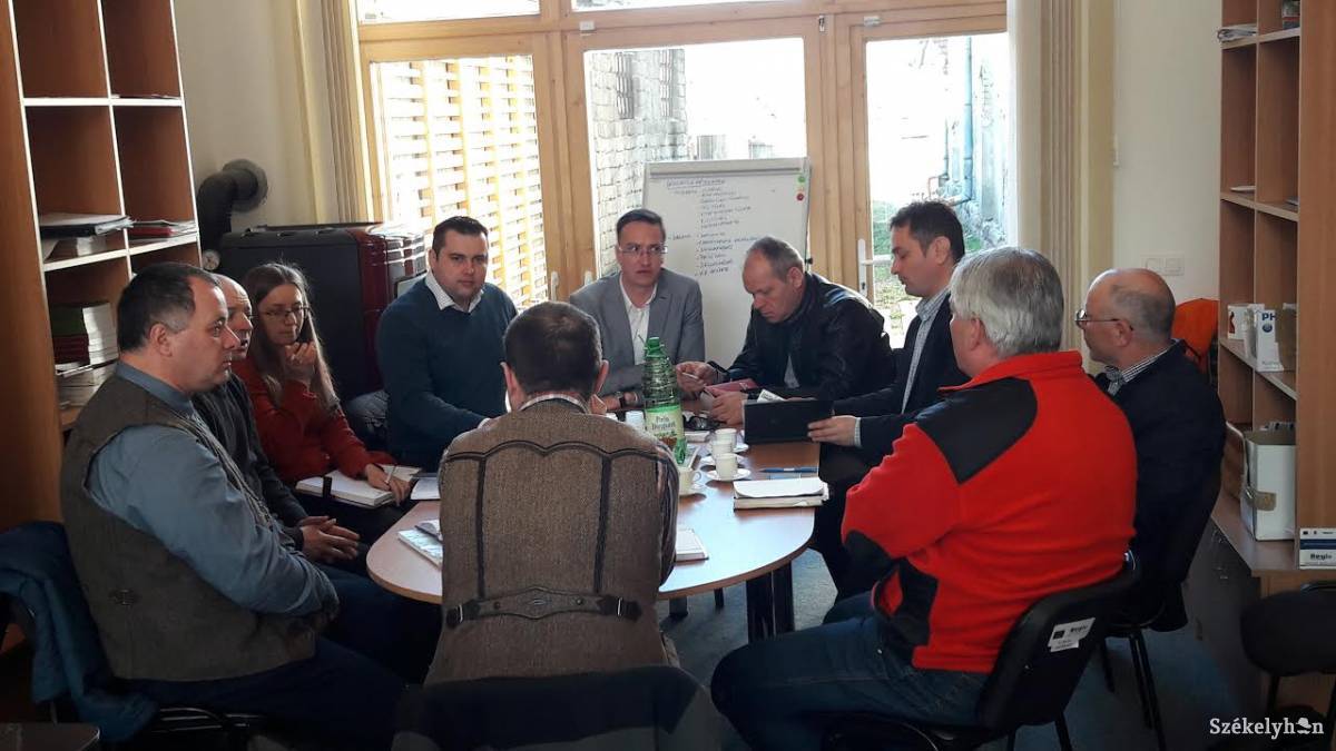 Munkamegbeszélésen az önkormányzati vezetők • Fotó: Gergely Imre