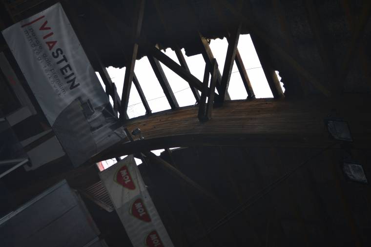 Kigyulladt a gyergyói műjégpálya tetőszerkezete