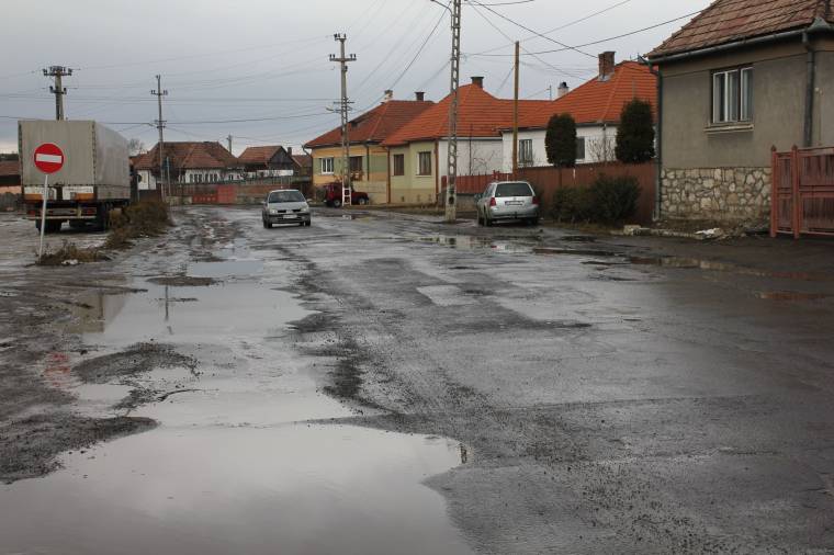 Türelmetlenséggel nem lehet gödröket betömni, de egy szerződés-aláírás már segíthet
