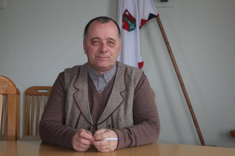 Megbírságolták Gyergyóremete polgármesterét, mert csak magyarul jelenik meg a községi havilap